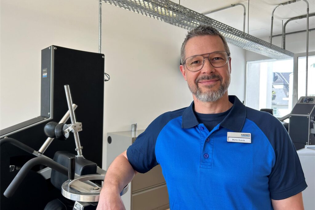 Martin Kuznik, Geschäftsführer von Kieser in Recklinghausen, lehnt in seinem Fitnessstudio an einem Gerät