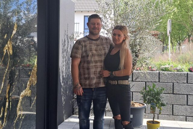 Dimitra Georgiou und Timur Ratzer auf der Fläche des neuen Biergartens