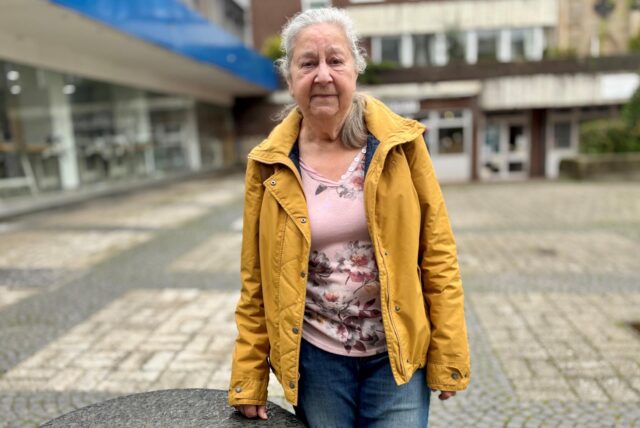 Gisela Joswig steht an einem der Würfel, die zum Lambertusbrunnen gehören.