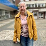 Gisela Joswig steht an einem der Würfel, die zum Lambertusbrunnen gehören.