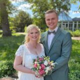 Gianna Ternieden Mehrwald und Maik Mehrwald stehen als Hochzeitspaar vor der Kamera.