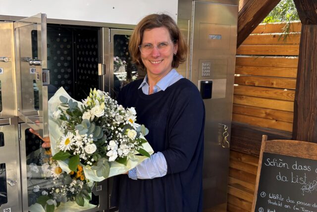 Gerlinde Michnik, Ladenbesitzerin Floralwerkstatt, vor dem neuen Blumenautomaten