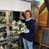 Gerlinde Michnik, Ladenbesitzerin Floralwerkstatt, vor dem neuen Blumenautomaten