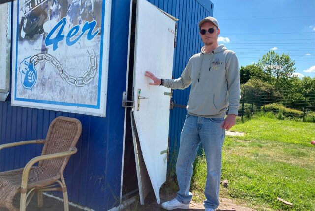 Auch den Getränkecontainer haben die Unbekannten aufgebrochen. Nils Rottmann, Vorsitzender des FC Leusberg 62, betrachtet den Schaden.