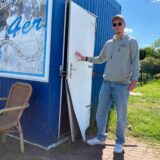 Auch den Getränkecontainer haben die Unbekannten aufgebrochen. Nils Rottmann, Vorsitzender des FC Leusberg 62, betrachtet den Schaden.