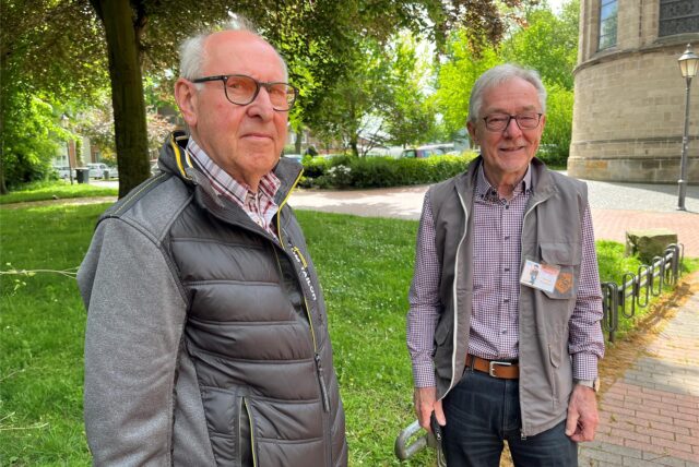Wilfried Niewöhner und Helmut Back stehen auf dem Kirchplatz von St. Martinus in Westerholt.