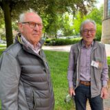 Wilfried Niewöhner und Helmut Back stehen auf dem Kirchplatz von St. Martinus in Westerholt.