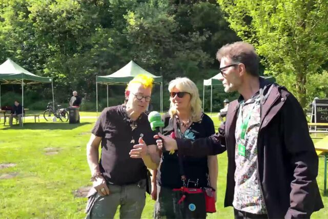 HA-Redakteur Harald Landgraf interviewt Punky Bahr und Gaby Bergmann beim Rock-Festival „Volk im Katzenbusch“ in Herten.