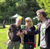 HA-Redakteur Harald Landgraf interviewt Punky Bahr und Gaby Bergmann beim Rock-Festival „Volk im Katzenbusch“ in Herten.