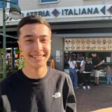 Tomaz Asano steht vor der Eisdiele Gelateria Italiana in Waltrop.