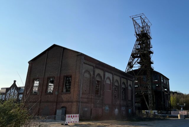 Das ehemalige Maschinenhaus und das Schachtgerüst auf der Zeche Ewald Fortsetzung in Oer-Erkenschwick.