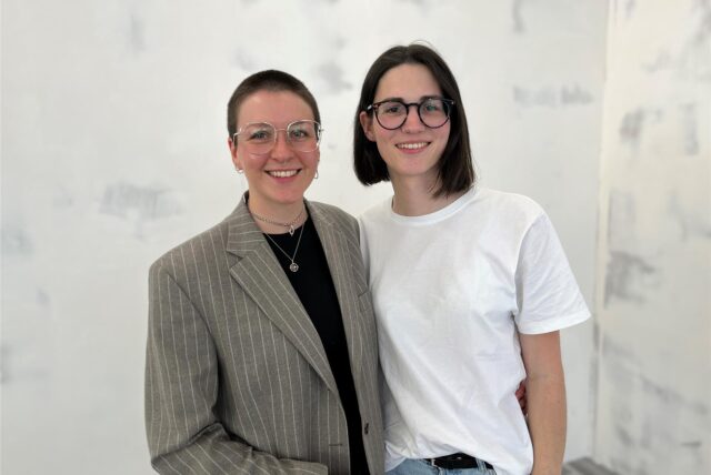 Jil Wollmann und Jana Steinmann stehen in ihrem Geschäft an der Hohe Straße.