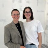 Jil Wollmann und Jana Steinmann stehen in ihrem Geschäft an der Hohe Straße.