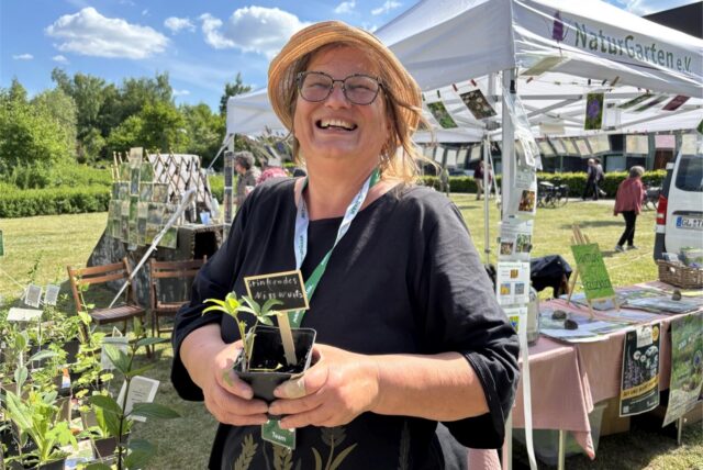 Dorothea Schulte vom Naturgartenverein hatte eine Menge heimische Pflanzen im Angebot.