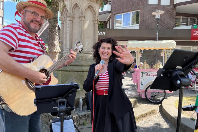 Das Duo I Gondilieri beim Auftritt in der City Herten, Kranzplatte