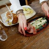 Kellnerin Nadine Wöhlert aus Beelitz serviert am Karsamstag im Restaurant auf dem Spargelhof Klaistow verschiedene Spargelgerichte.