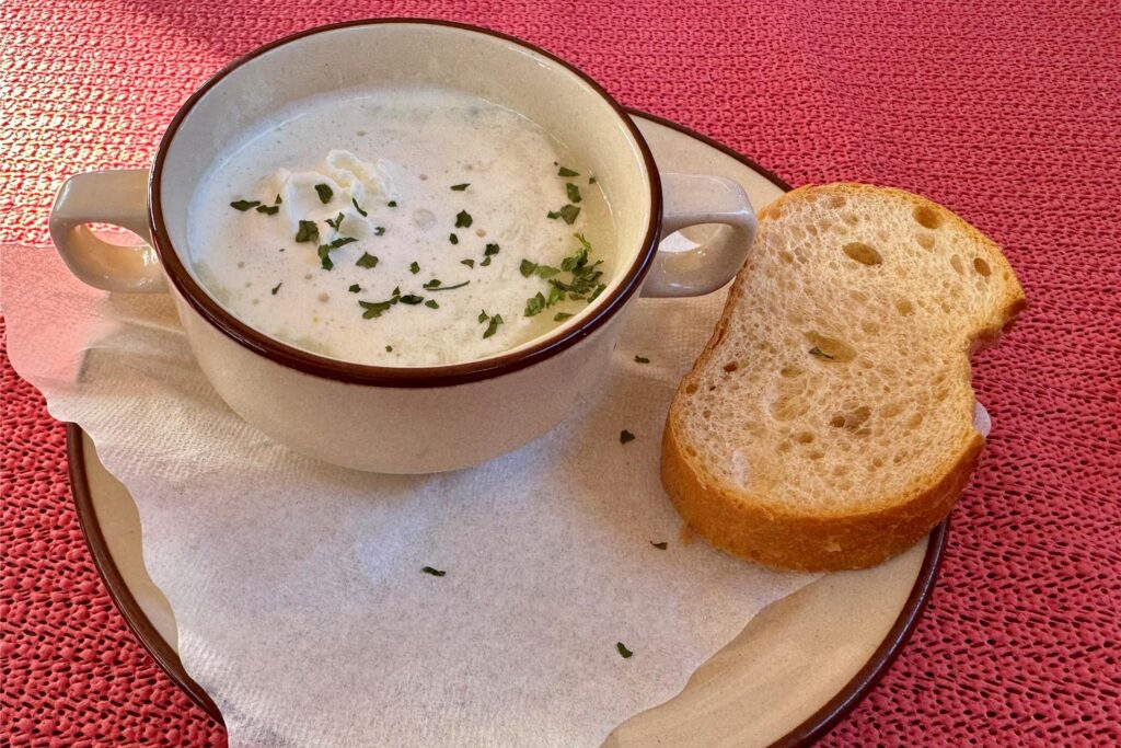 Die Spargelcremesuppe im Steakhaus Lindenhof mit Sahnehaube und Baguettebrot. Die Spargelcremesuppe im Steakhaus Lindenhof mit Sahnehaube und Baguettebrot.