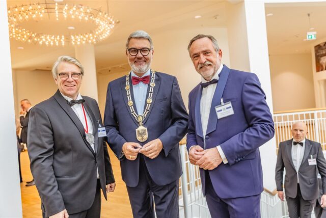 Dortmunds Oberbürgermeister Thomas Westphal (Mitte) neben Christian Sprenger, Sprecher der Ehrenmeisterrunde (l.) und dem ehemaligen Obermeister Wolfgang Scharf (r.).