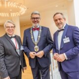 Dortmunds Oberbürgermeister Thomas Westphal (Mitte) neben Christian Sprenger, Sprecher der Ehrenmeisterrunde (l.) und dem ehemaligen Obermeister Wolfgang Scharf (r.).