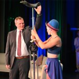 Bürgermeister Tobias Stockhoff mit Einrad-Artistin Janna Wohlfahrth