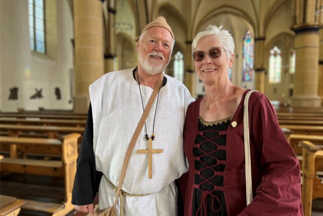 Detlef Huß und Erika Wiedemann-Huß stehen in der Kirche St. Peter in Waltrop.