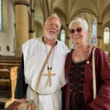 Detlef Huß und Erika Wiedemann-Huß stehen in der Kirche St. Peter in Waltrop.
