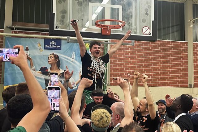 Das Netz ist ab: Löwen-Spielmacher David Ewald hat nach dem Triumph in Salzkotten Hand und Schere angelegt.