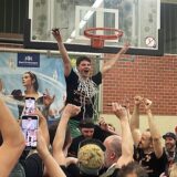 Das Netz ist ab: Löwen-Spielmacher David Ewald hat nach dem Triumph in Salzkotten Hand und Schere angelegt.