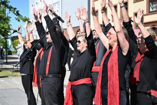 Der Chor „RE:Voice“ gab dem neuen Trinkwasserbrunnen beim Quartierfest auf dem Neumarkt in Recklinghausen ein Ständchen.