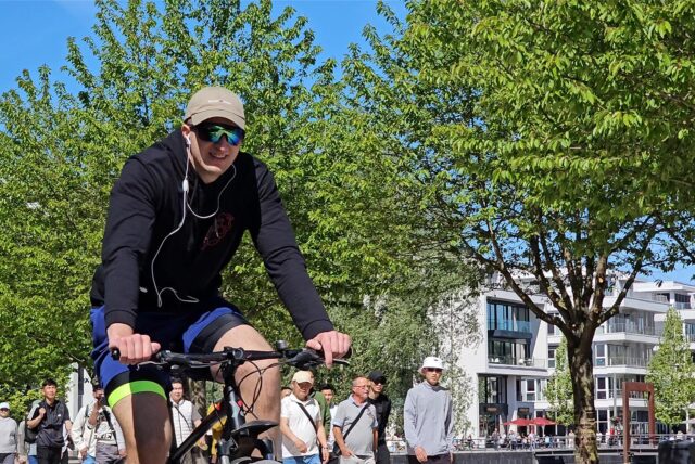 Justin aus Lünen fährt am Dortmunder Phoenix-See auf dem Fahrrad.