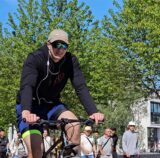 Justin aus Lünen fährt am Dortmunder Phoenix-See auf dem Fahrrad.