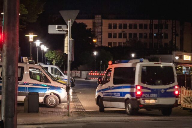 Ein Einsatzwagen der Polizeihundertschaft fährt vor einer Wache vor.