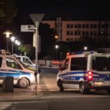 Ein Einsatzwagen der Polizeihundertschaft fährt vor einer Wache vor.
