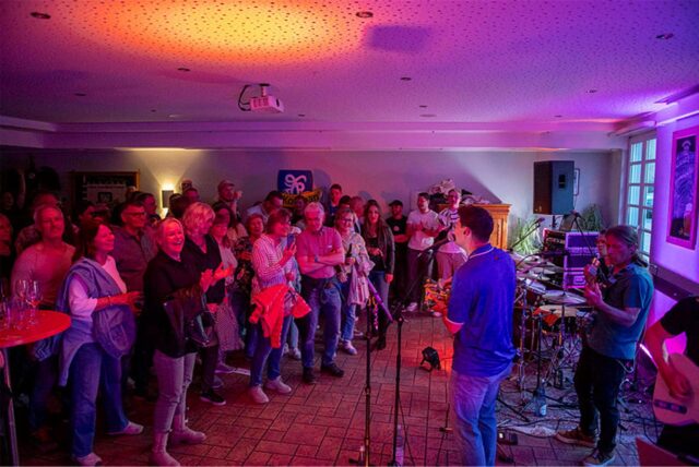 Die Band Sugar Gang spielt im Halterner Kolpingtreff vor Publikum