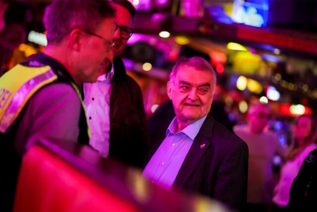 Bei einer Großrazzia in NRW werden Bars, Diskotheken und Bordelle überprüft.