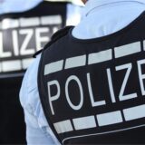 Zwei Polizisten mit Warnweste und der Aufschrift „Polizei“.