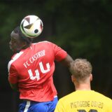 Konkurrenten im Aufstiegskampf der Bezirksliga 10: FC Castrop-Rauxel (rote Trikots) und Mengede 08/20.