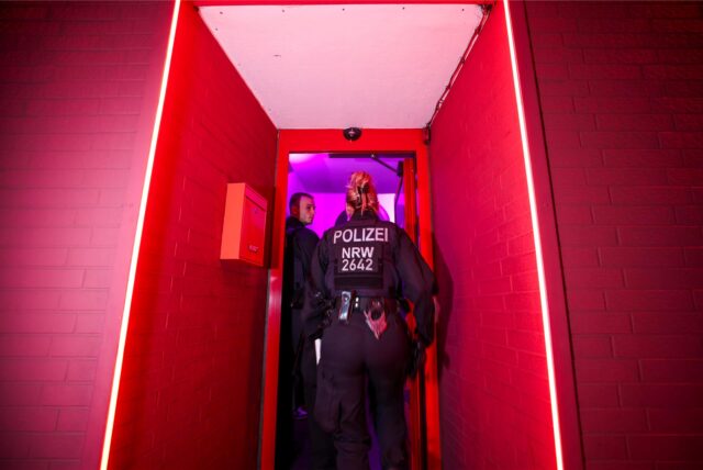 Die Polizei führte Samstagnacht eine Razzia in ganz NRW – hier Duisburg – durch. Die Polizei Recklinghausen kontrollierte Clubs in Bottrop.