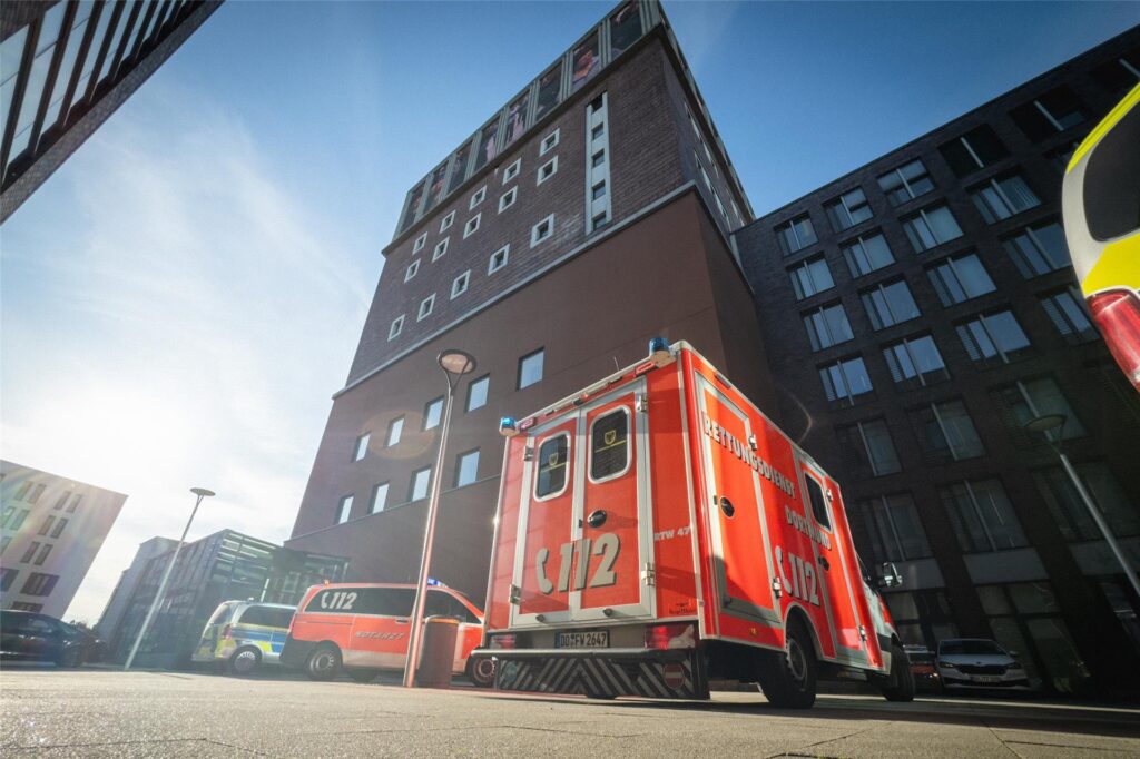Einsatzfahrzeuge von Polizei und Rettungsdienst stehen vor dem Dortmunder U. Einsatzfahrzeuge von Polizei und Rettungsdienst stehen vor dem Dortmunder U.