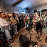 Besucher der White Night in Haltern schauen beim Auftritt von Mary Lee Family Band im Alten Gasthaus Döbber zu.