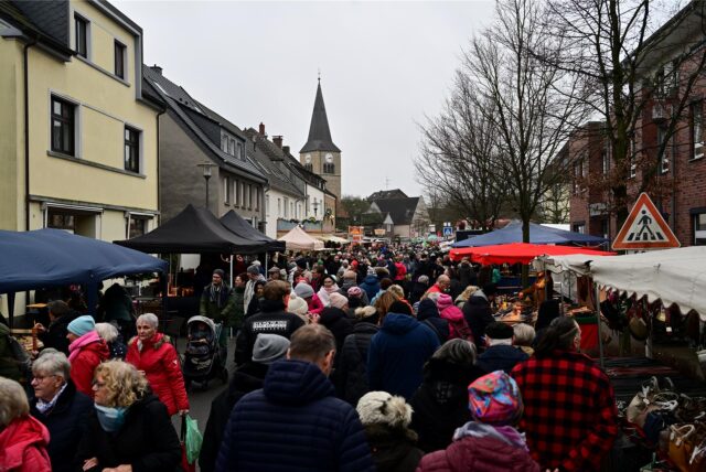 Menschen laufen über den Polsumer Weihnachtsmarkt.