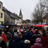 Menschen laufen über den Polsumer Weihnachtsmarkt.