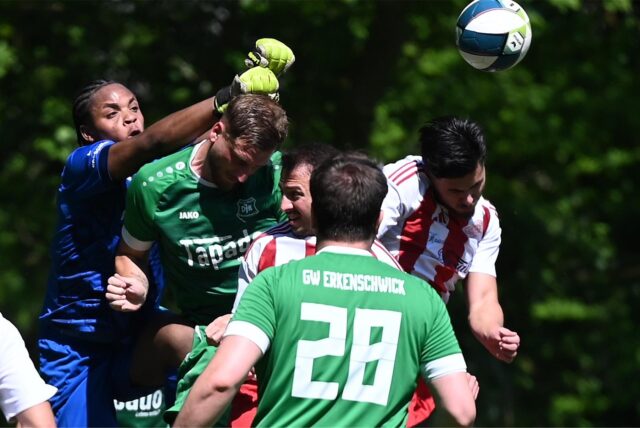 GWE-Torwart Justin Gerloff (l.) faustet den Ball aus der Gefahrenzone.