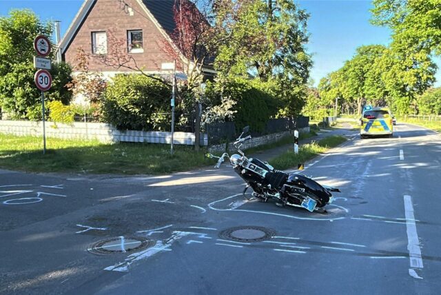 Motorrad nach Unfall auf der Straße
