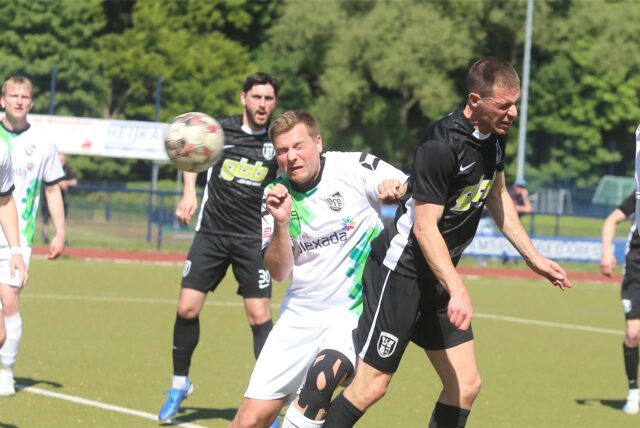Der „Dosenöffner“ für den FC Marl: Fabian Kudlek (r.) köpft nach einer Ecke von Kim Völkel zur 1:0-Führung ein. Söldes Lukas Rauße hat das Nachsehen.