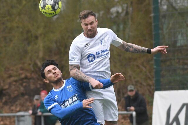Die TSG Sprockhövel (blaue Trikots) ist am 27. Spieltag (11. Mai) in die Oberliga Westfalen aufgestiegen.