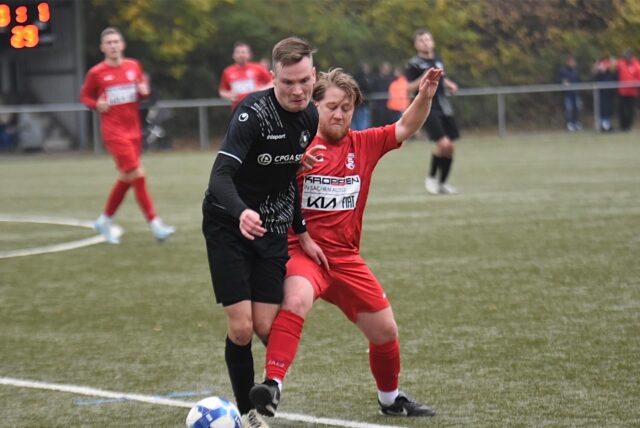 Felix Bramsel (l.) stellte den 1:1-Endstand zwischen den Sportfreunden Stuckenbusch und Teutonia SuS Waltrop her (Foto aus dem Hinspiel)