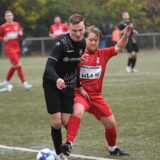 Felix Bramsel (l.) stellte den 1:1-Endstand zwischen den Sportfreunden Stuckenbusch und Teutonia SuS Waltrop her (Foto aus dem Hinspiel)