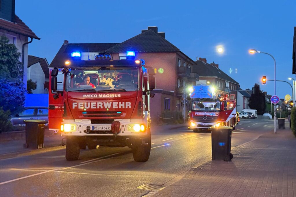 Feuerwehrwagen auf der Holtwicker Straße in Haltern. Feuerwehrwagen auf der Holtwicker Straße in Haltern.