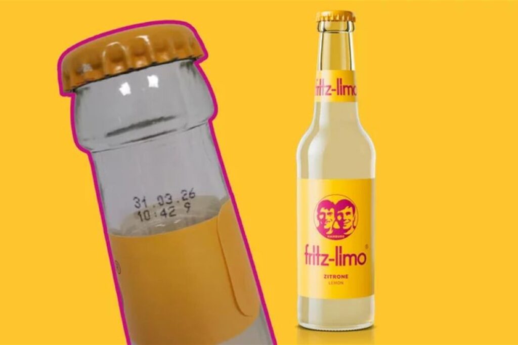 Rechts eine Flasche Fritz-Limo Zitrone, für die es eine Rückrufaktion gibt, links eine Detailaufnahme des Flaschenhalses mit Mindesthaltbarkeitsdatum und Produktionskennzahl. Rechts eine Flasche Fritz-Limo Zitrone, für die es eine Rückrufaktion gibt, links eine Detailaufnahme des Flaschenhalses mit Mindesthaltbarkeitsdatum und Produktionskennzahl.